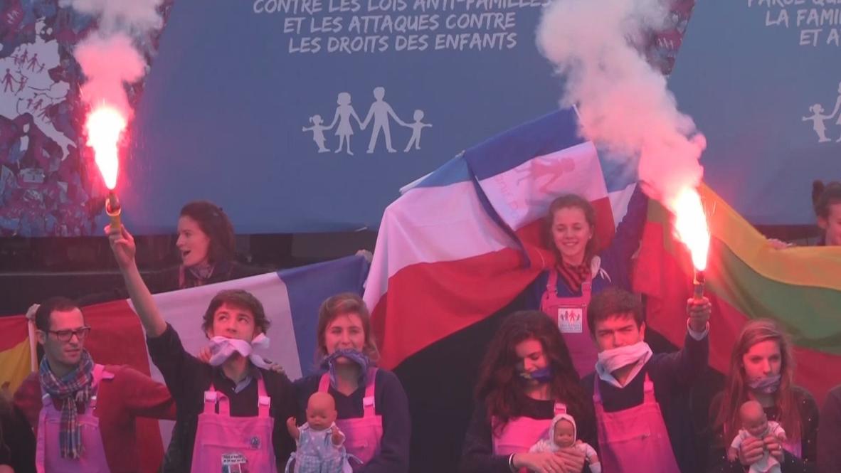 France: Angry activists out in force against Hollande and LGBT support