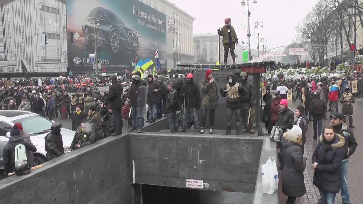 Ukraine: Activists attempt to remove barricades in central Kiev