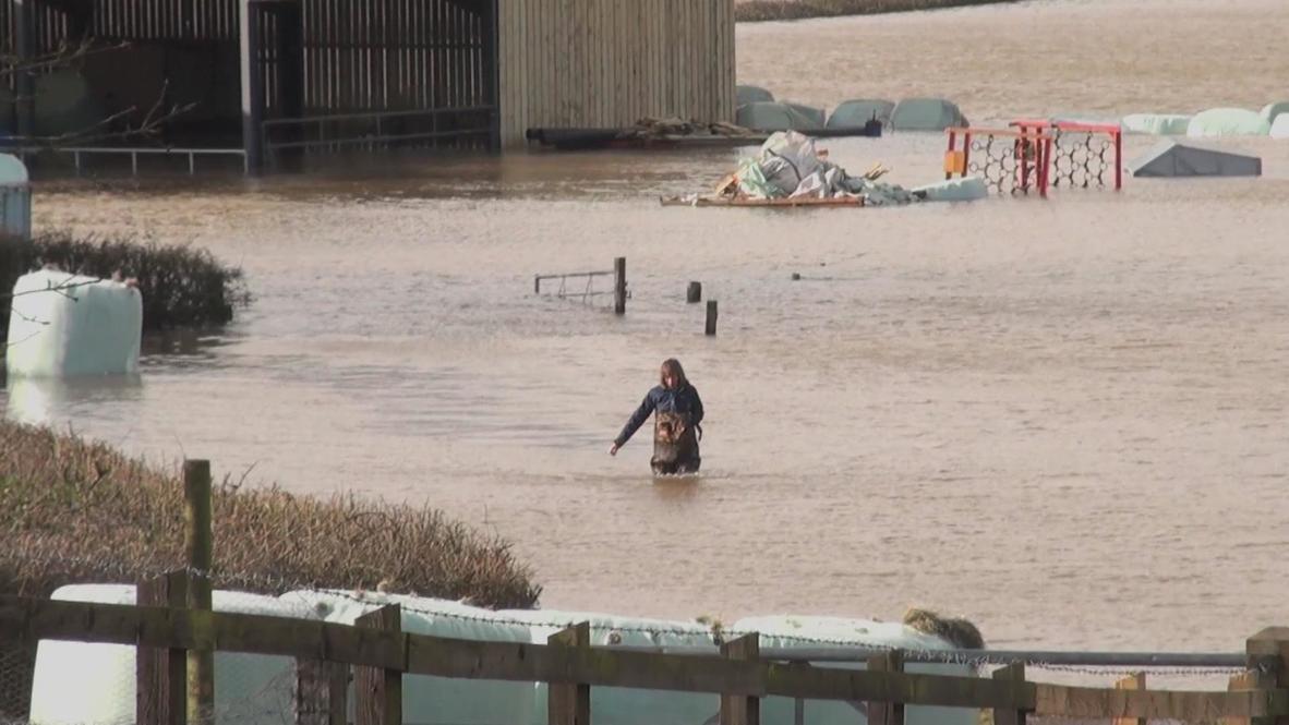 UK: Floods force desperate defence of homes