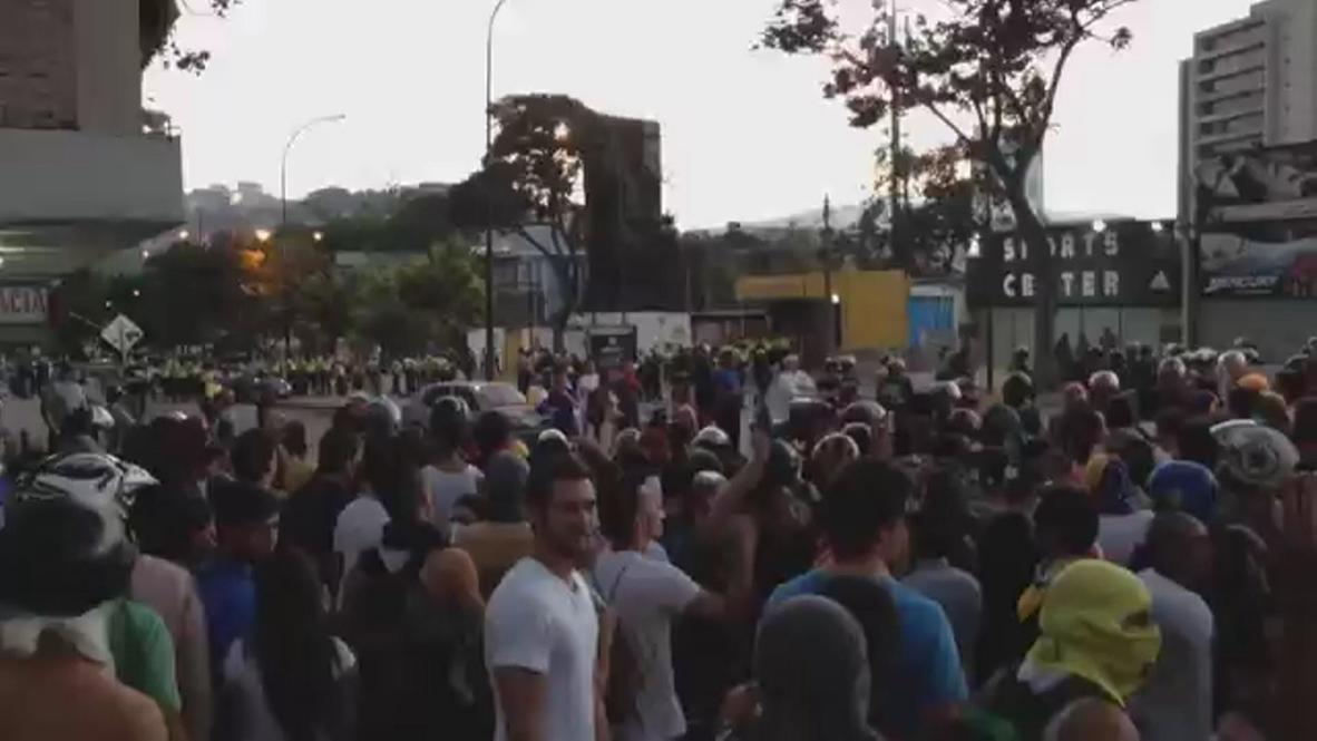 Venezuela: Tear gas fired at protesters as clashes continue