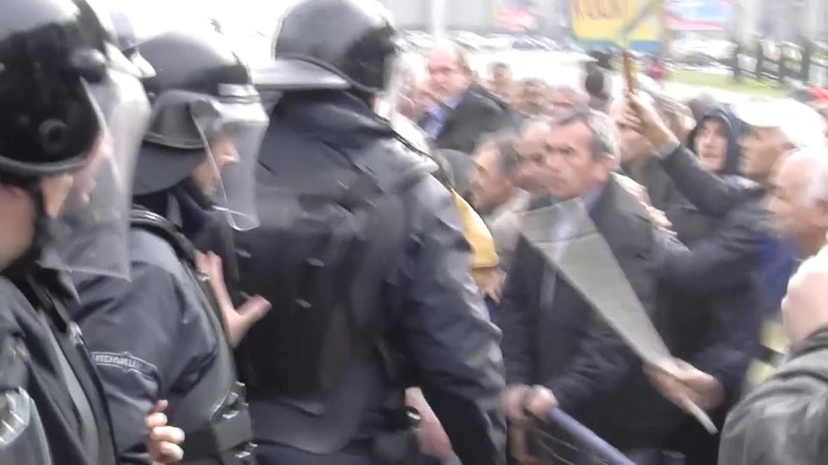 Macedonia: Police and unemployed clash over unpaid bonuses