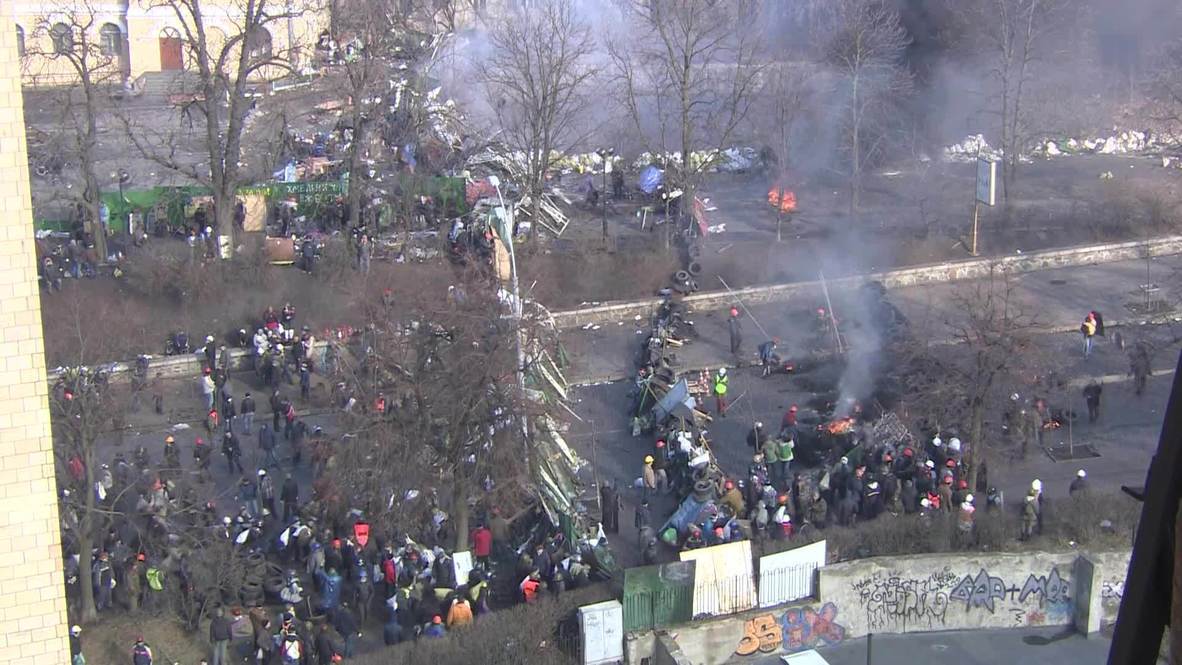 Ukraine: Protesters construct barricades around newly seized territory