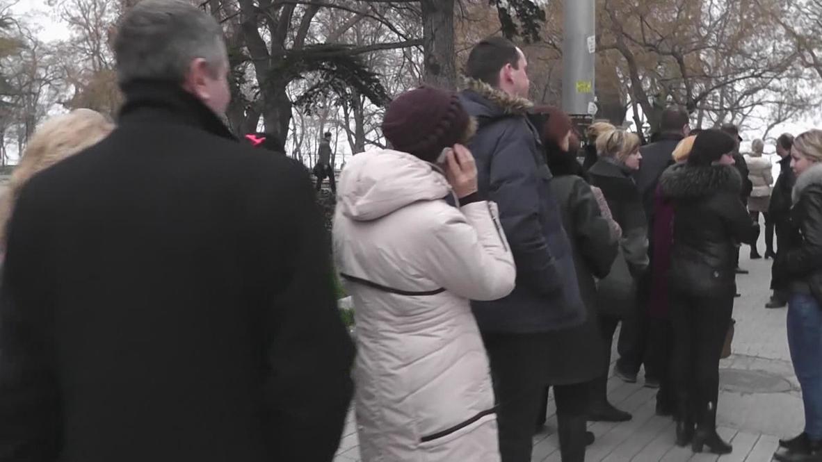 Ukraine: Panic sets in as huge queues hit ATMs
