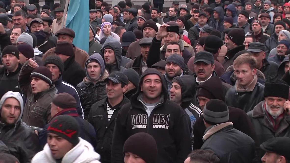 Ukraine: Pro-Russia and pro-Maidan rallies face off in Simferopol