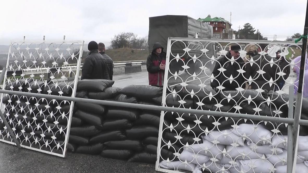 Ukraine: Barricades built on Sevastopol approach roads