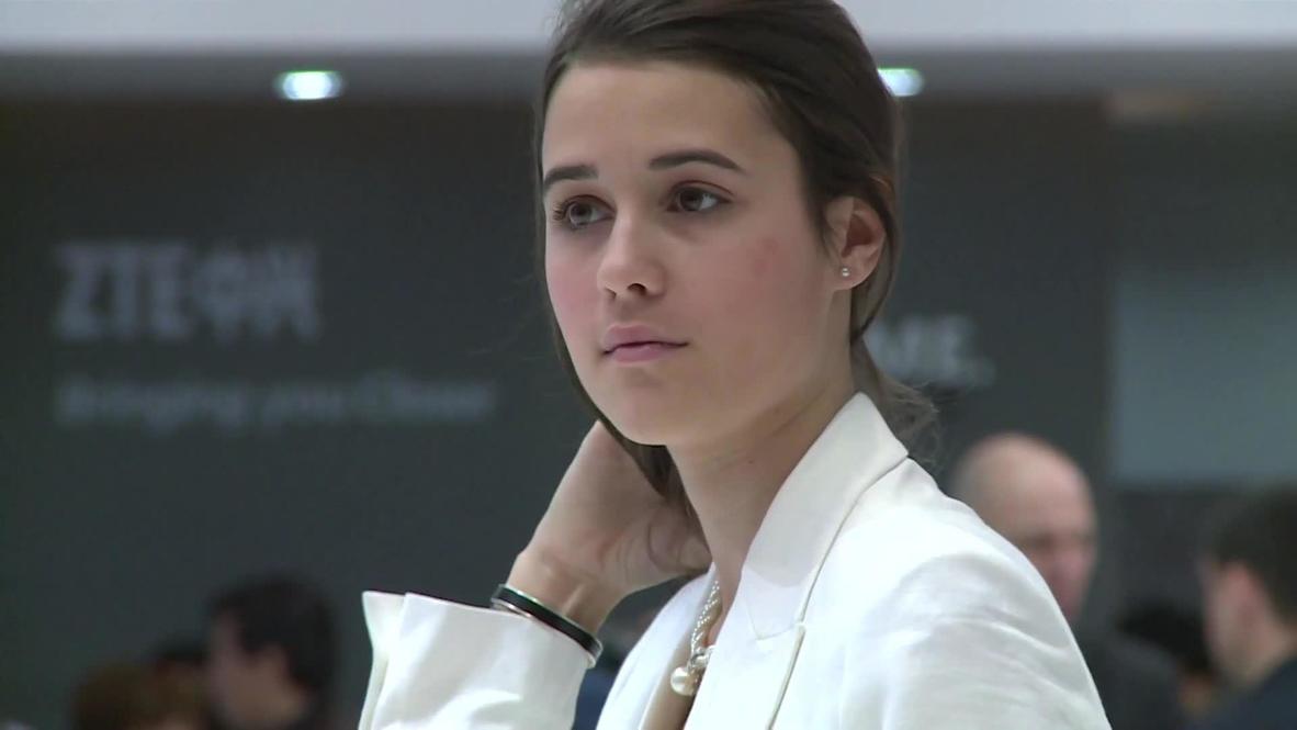 Spain: Hostesses present the hottest mobile tech