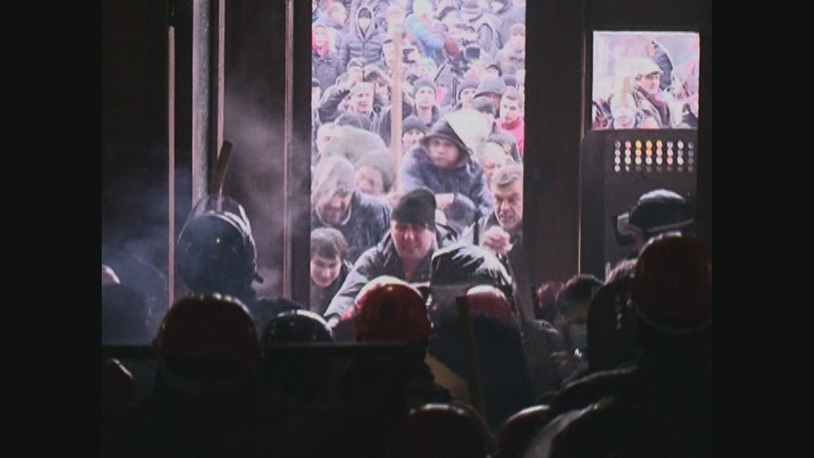 Ukraine: Clashes as pro-Russian protesters seize government building