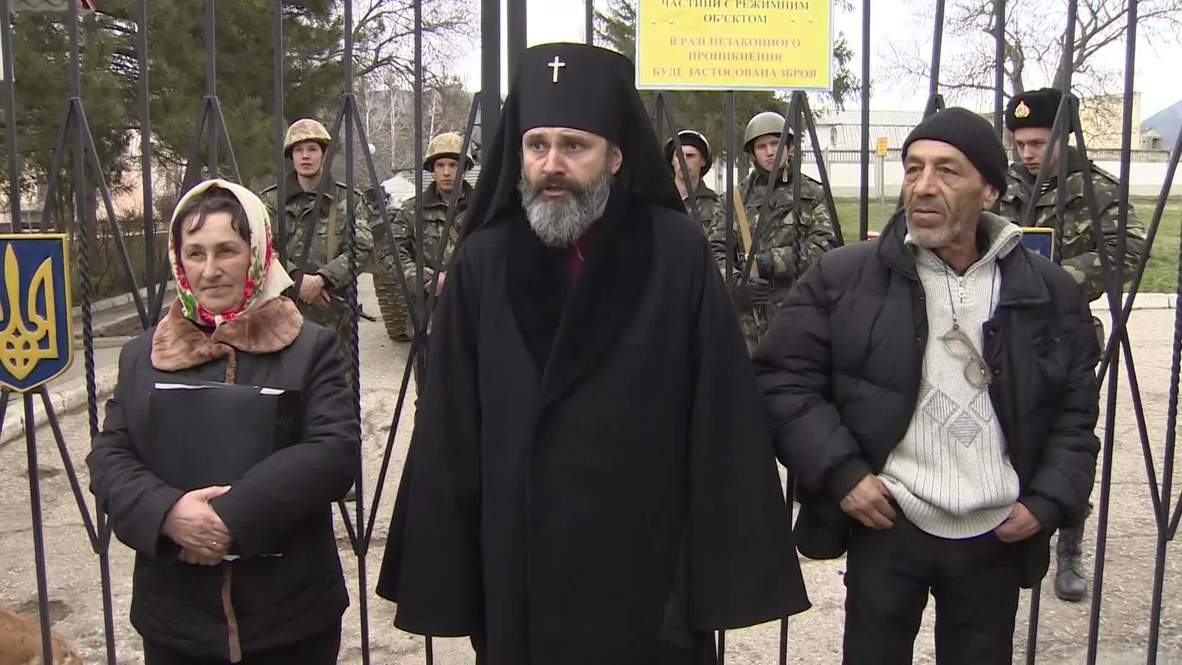 Ukraine: Local self-defence unit surrounds Ukrainian military base