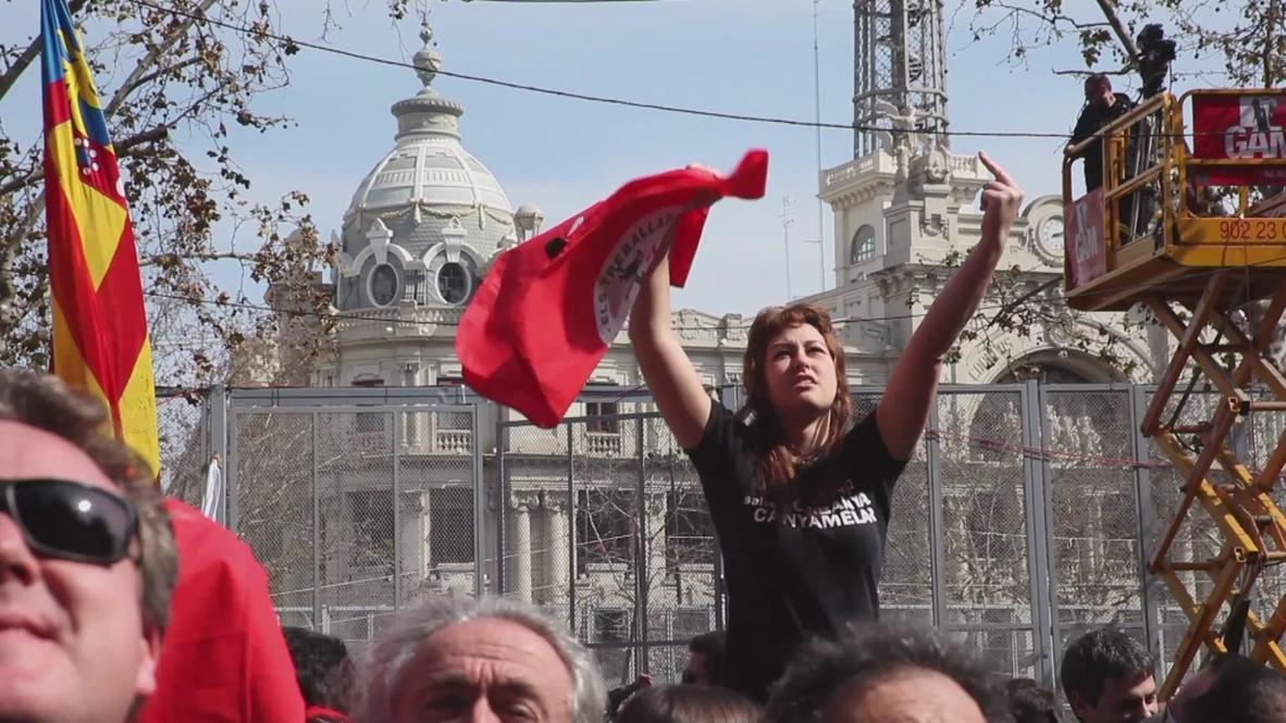 Spain: Protesters interrupt Falles festival in Valencia