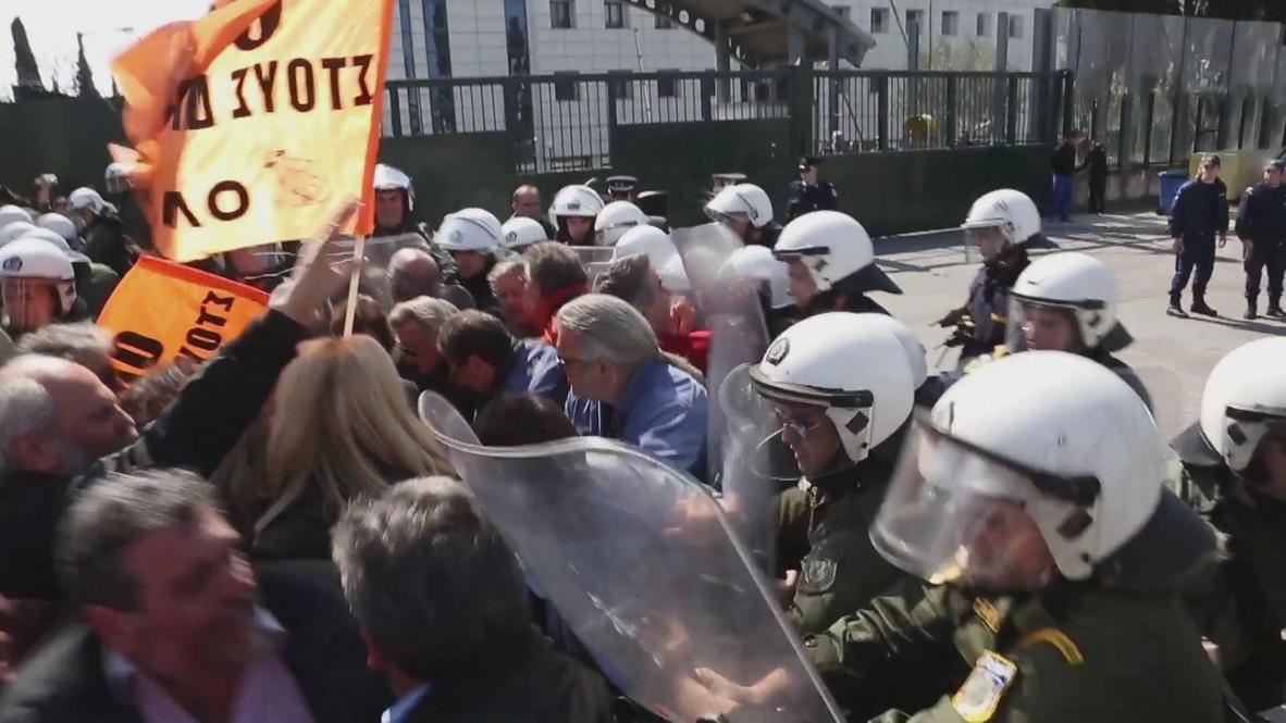 Greece: Protesting teachers clash with riot police outside ministry