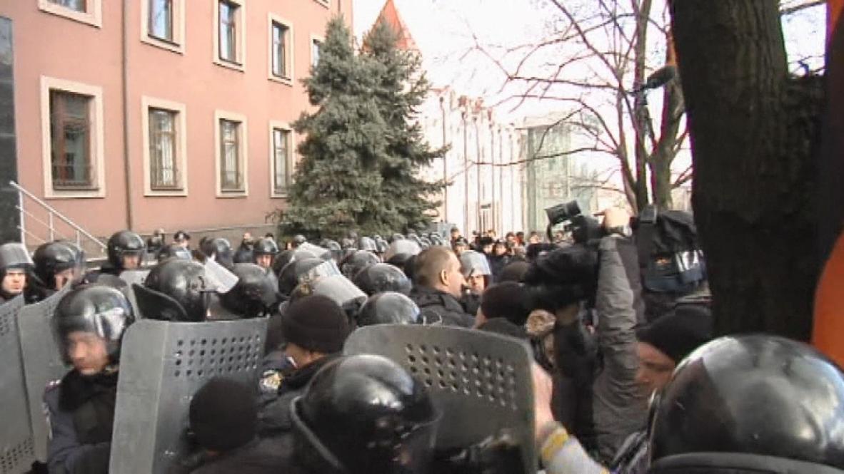 Ukraine: Hundreds storm Donetsk prosecutor's office, erect Russian flag