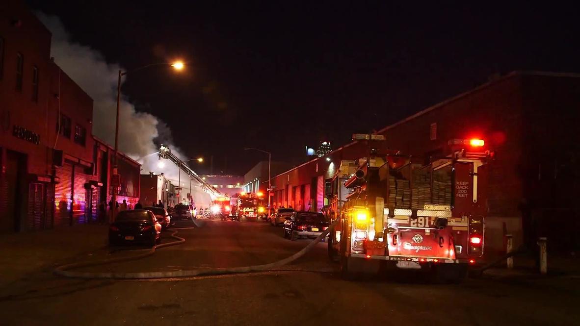 USA: Plumes of smoke over NYC as fire-fighters tackle blaze