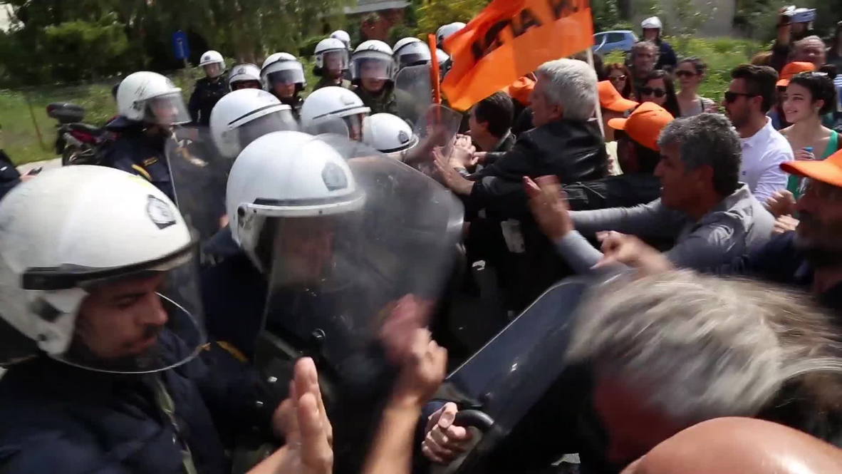 Greece: Teachers and police come to blows in Athens