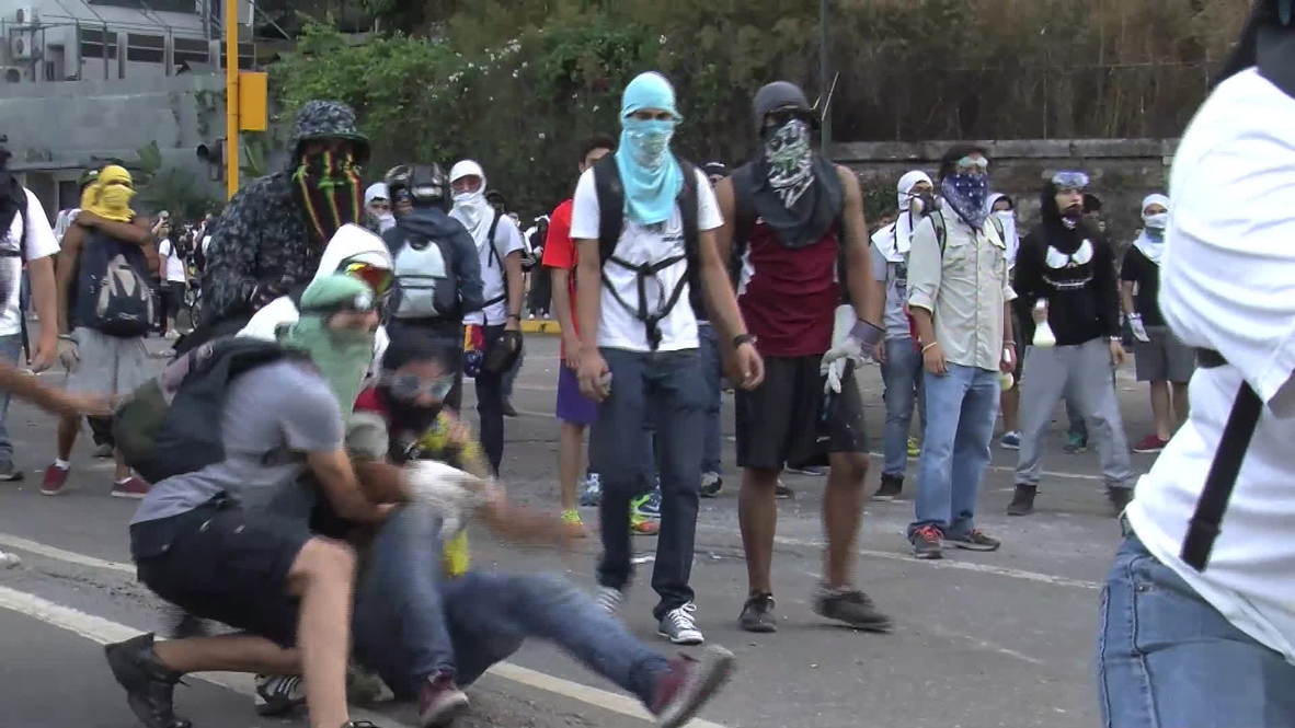 Venezuela: Protesters take inspiration from Kiev slingshot