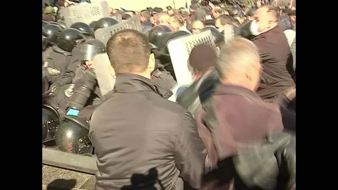 Ukraine: Pro-Russia protesters storm Lugansk State Security building