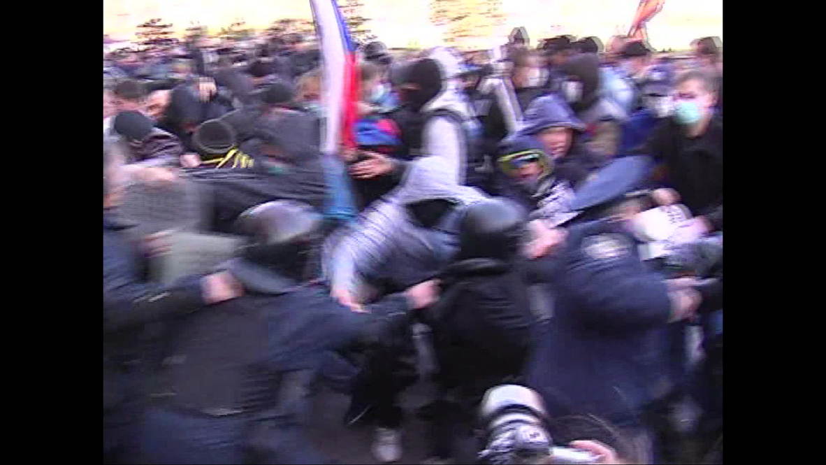 Ukraine: Pro-Russian activists seize Donetsk government building