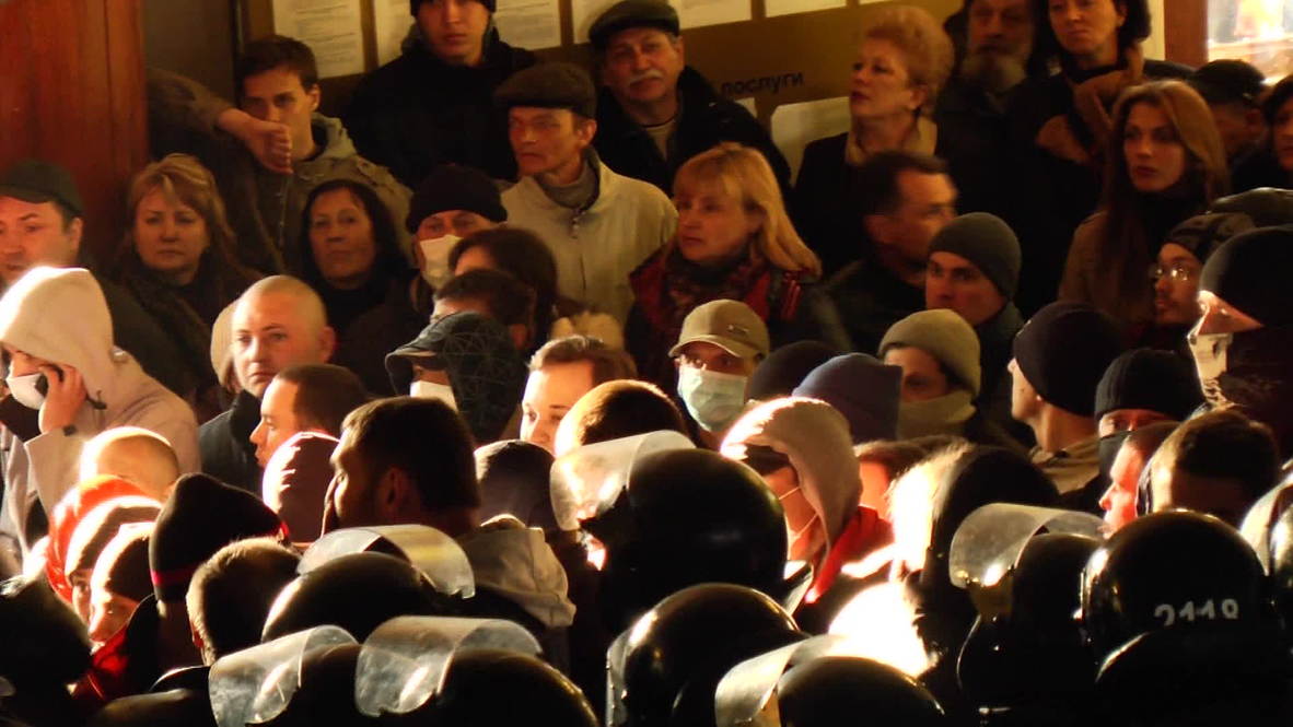 Ukraine: Kharkov crowds face off against riot police
