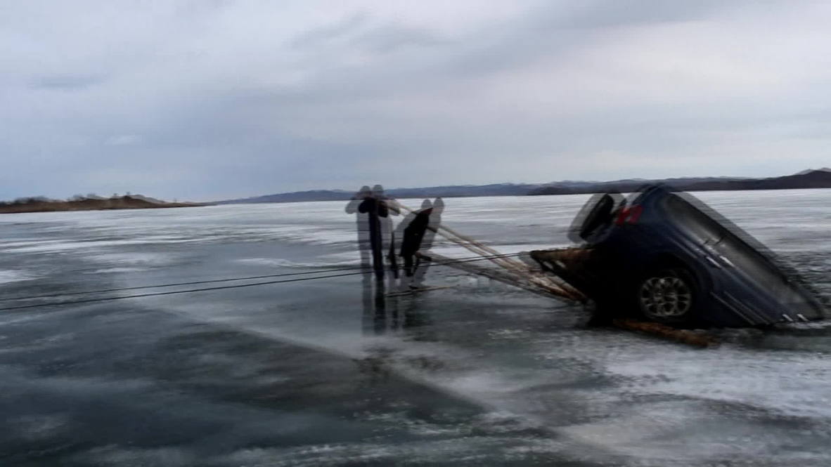 Russia: EMERCOM pulls out cars from icy Lake Baikal