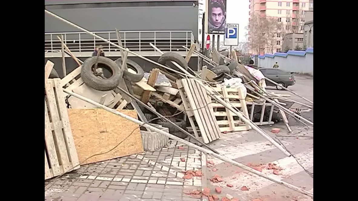 Ukraine: Pro-Russia protesters fortify their barriers