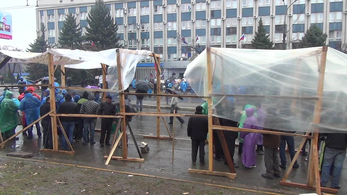Ukraine: Pro-Russians hold vigil outside occupied Lugansk building