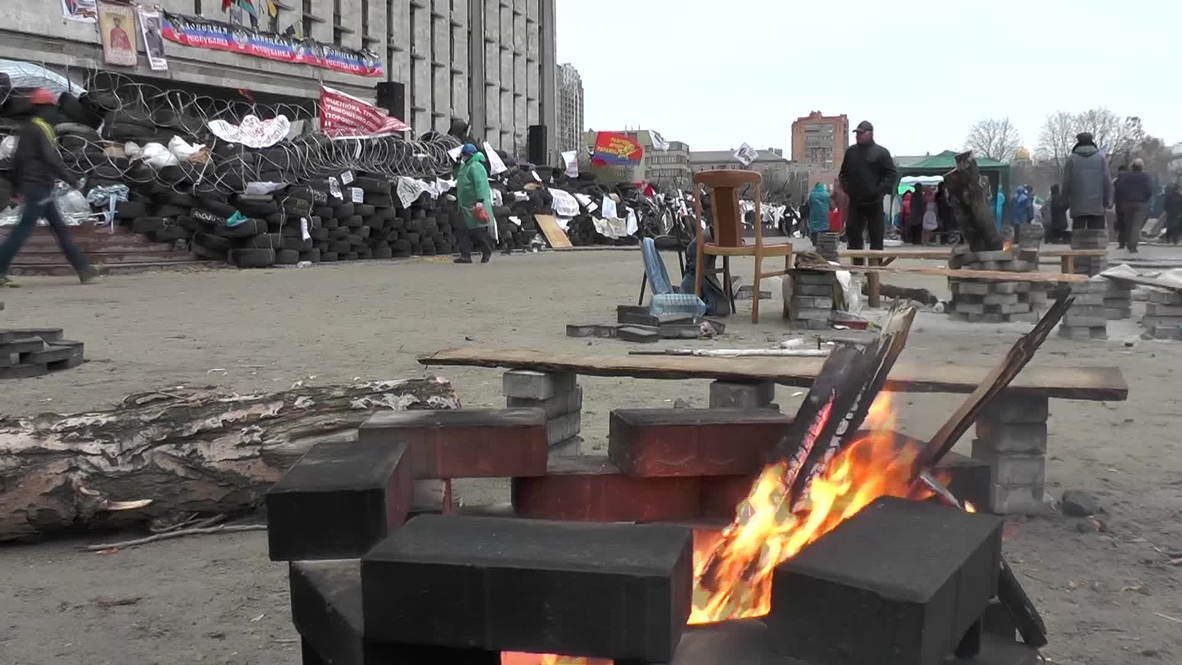 Ukraine: Pro-Russia protesters stand their ground in Donetsk
