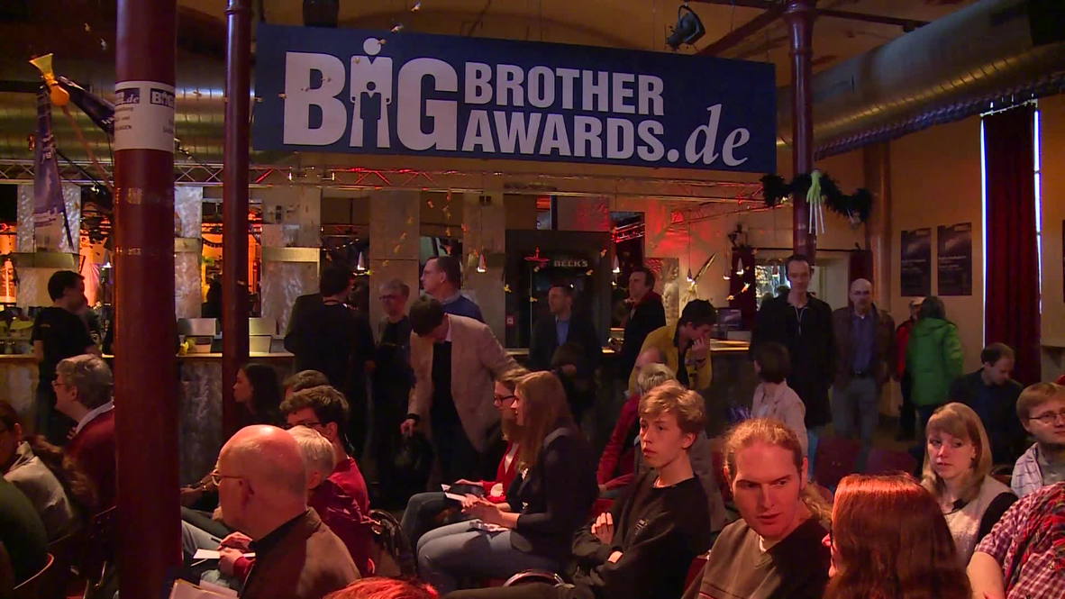 Germany: Snowden honoured, Germany shamed at awards