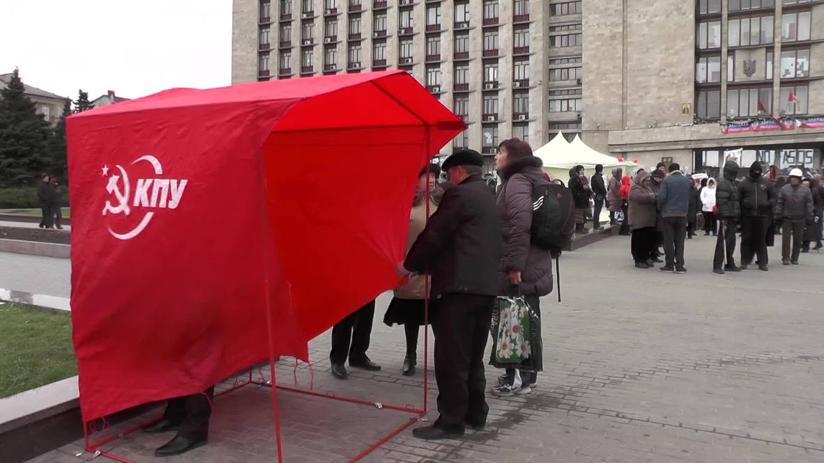 Ukraine: Tents surround occupied admin building in Donetsk