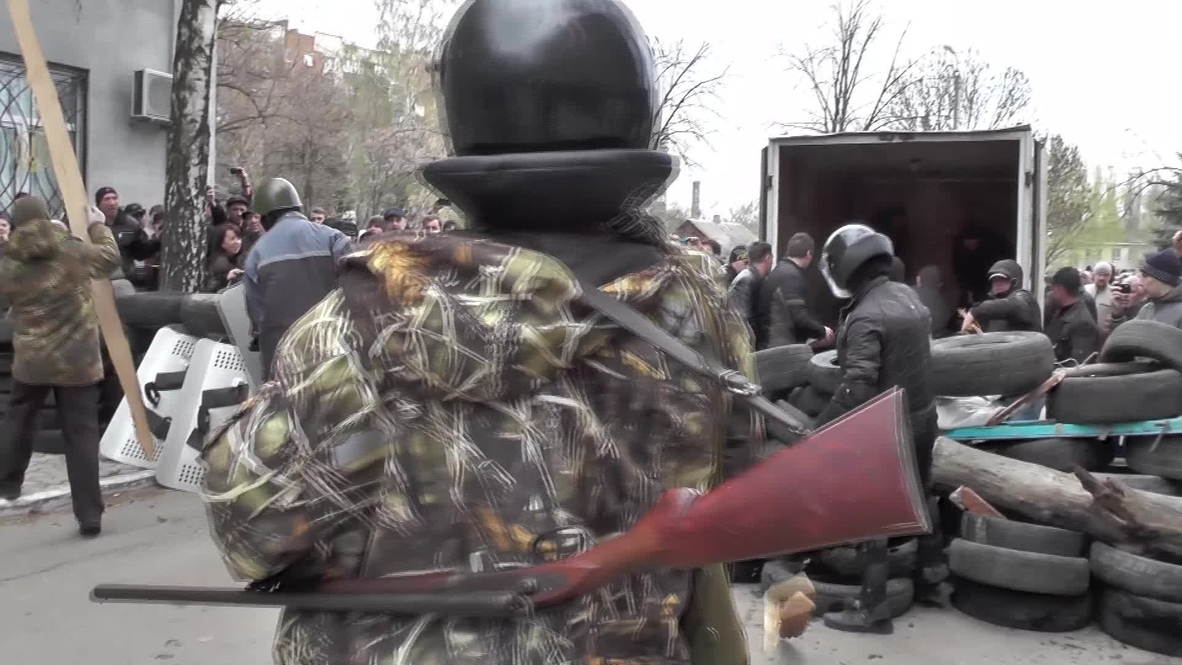 Ukraine: Protesters chant in support outside occupied police station