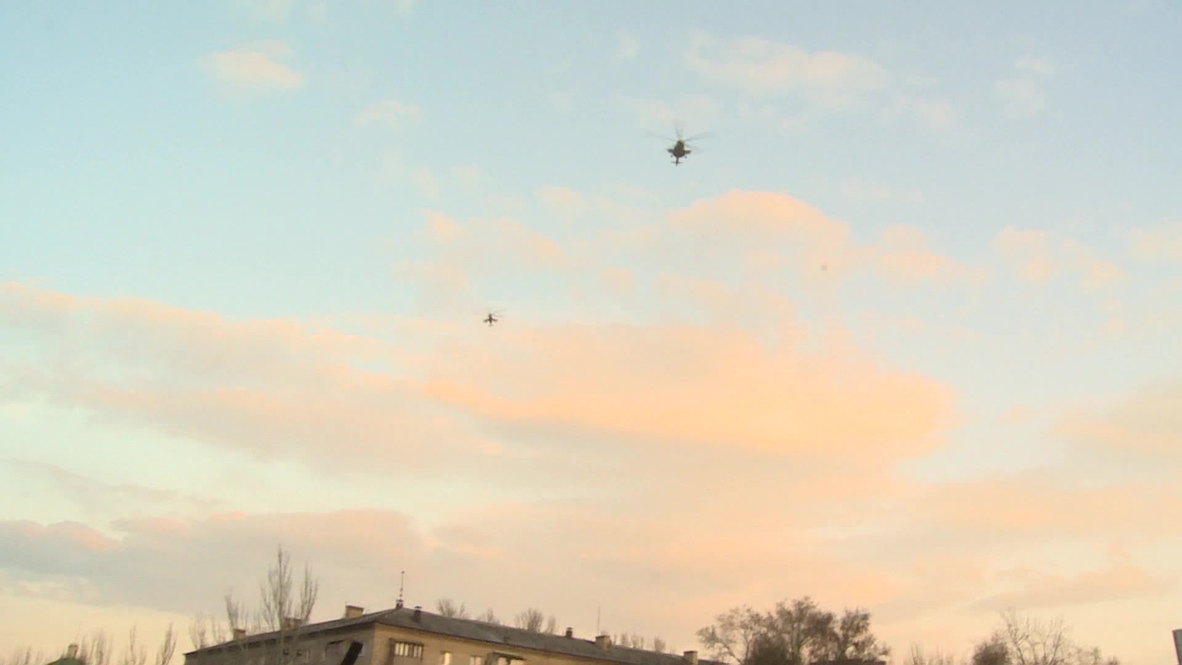 Ukraine: Military helicopters fly in low over Donetsk