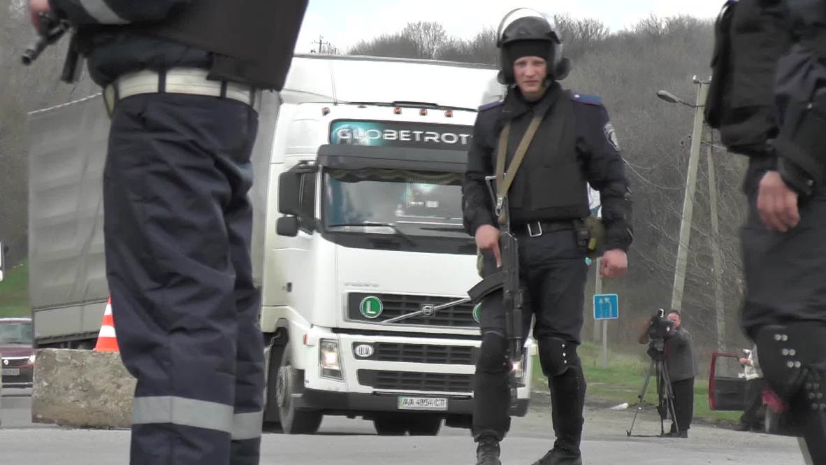 Ukraine: Armed police searches for Izjum-bound vehicles