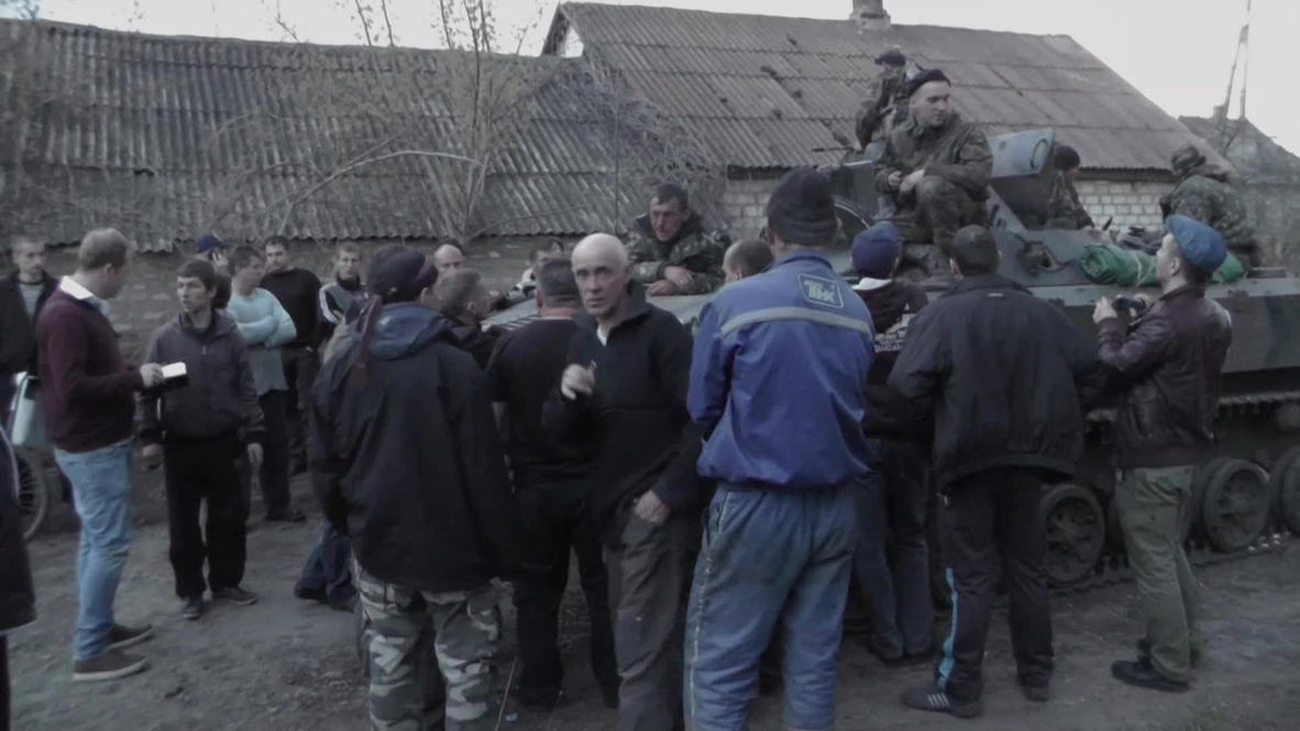Ukraine: Armoured troops blocked by wall of protest