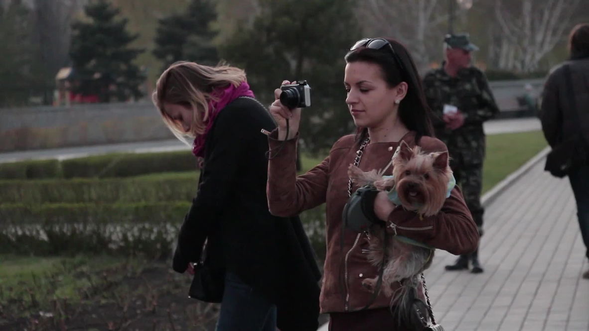 Ukraine: Locals get snap happy with protesters in Donetsk