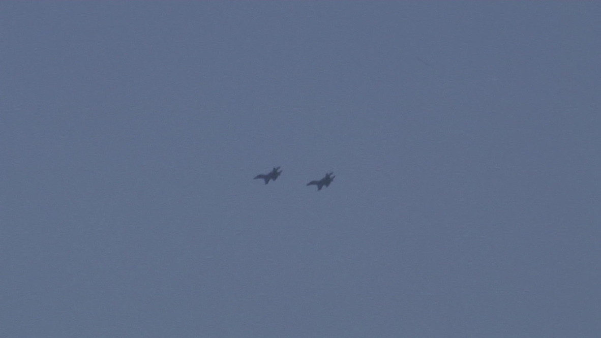 Ukraine: Sukhoi Su-27 fly low over Lugansk