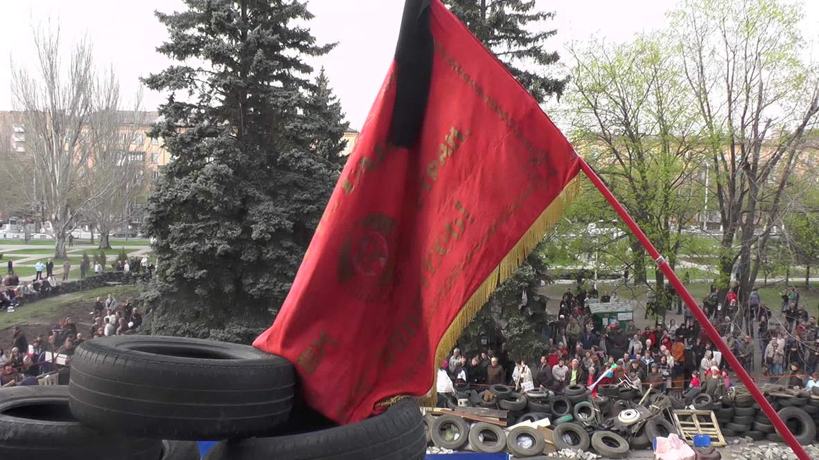 Ukraine: Young and old rush to defend Mariupol barricades
