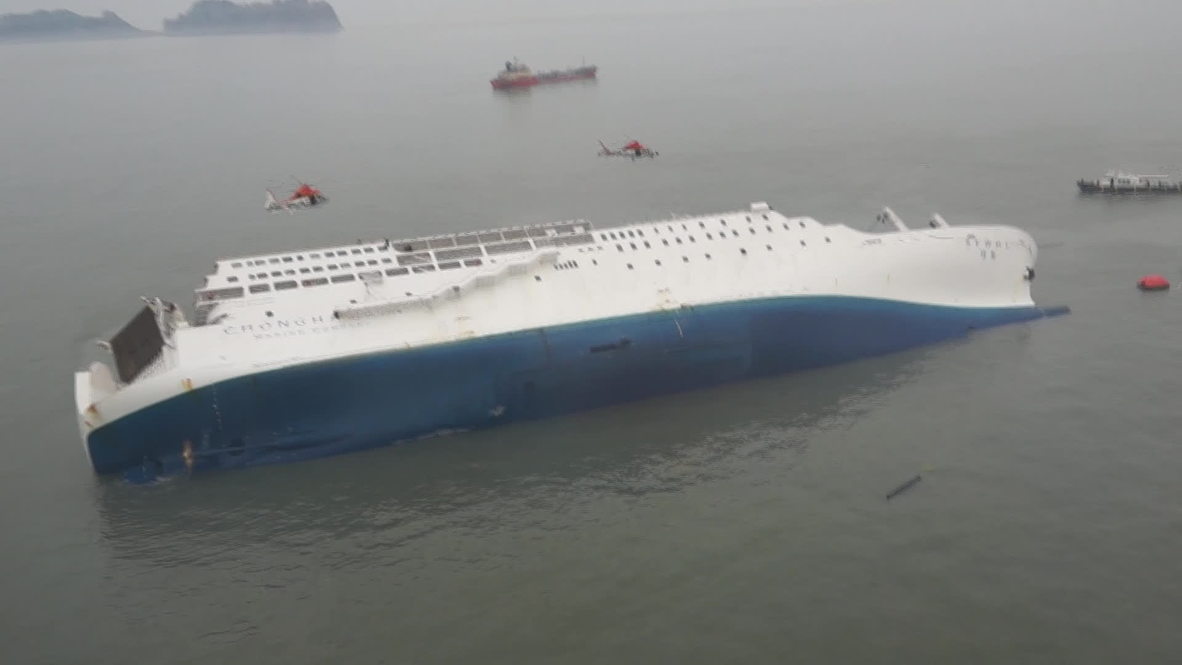 South Korea: Rescue team fights to save Sewol survivors