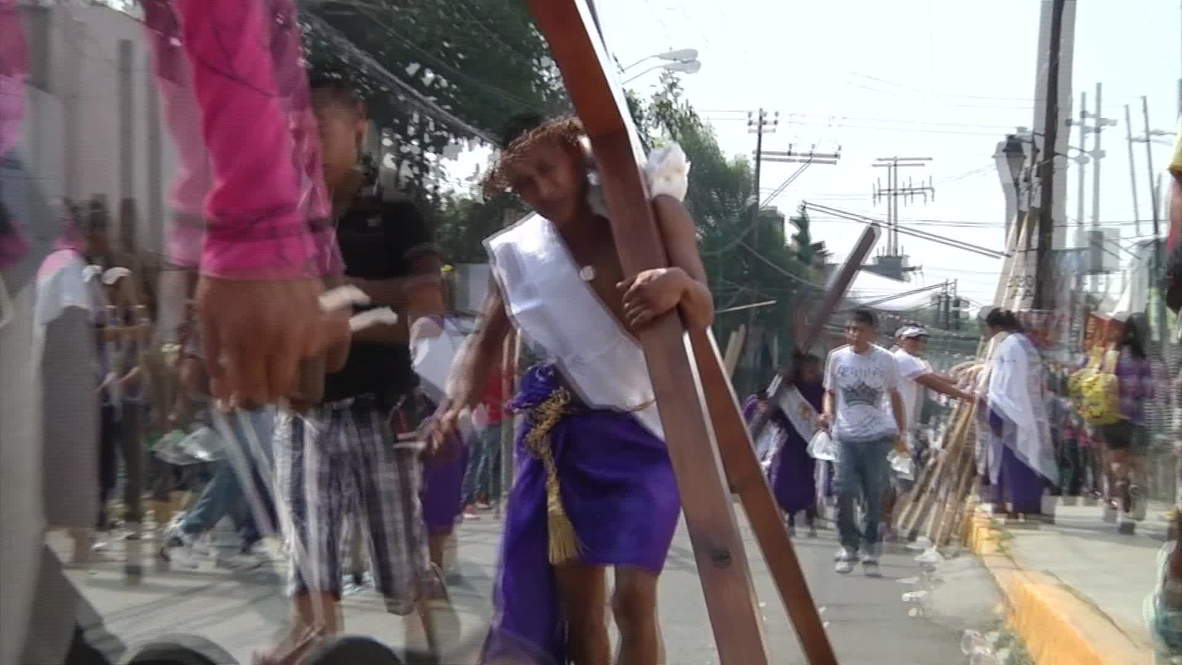 Mexico: Hundreds carry crosses through the streets to mark Good Friday