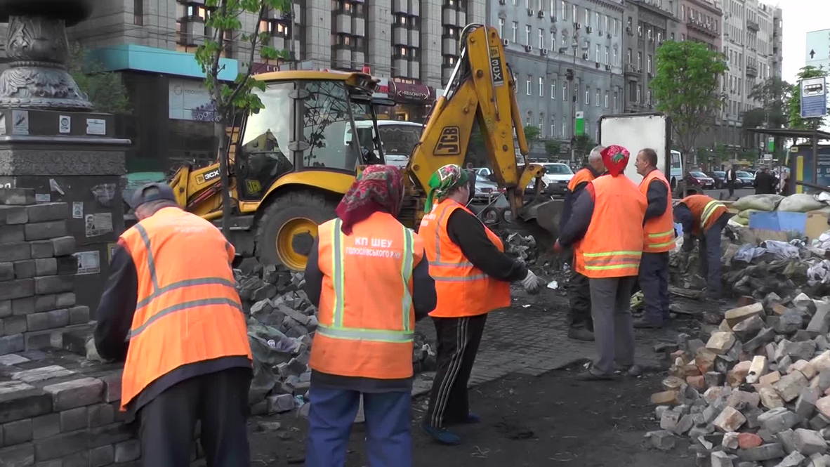 Ukraine: Public workers drag away barricades on Maidan square