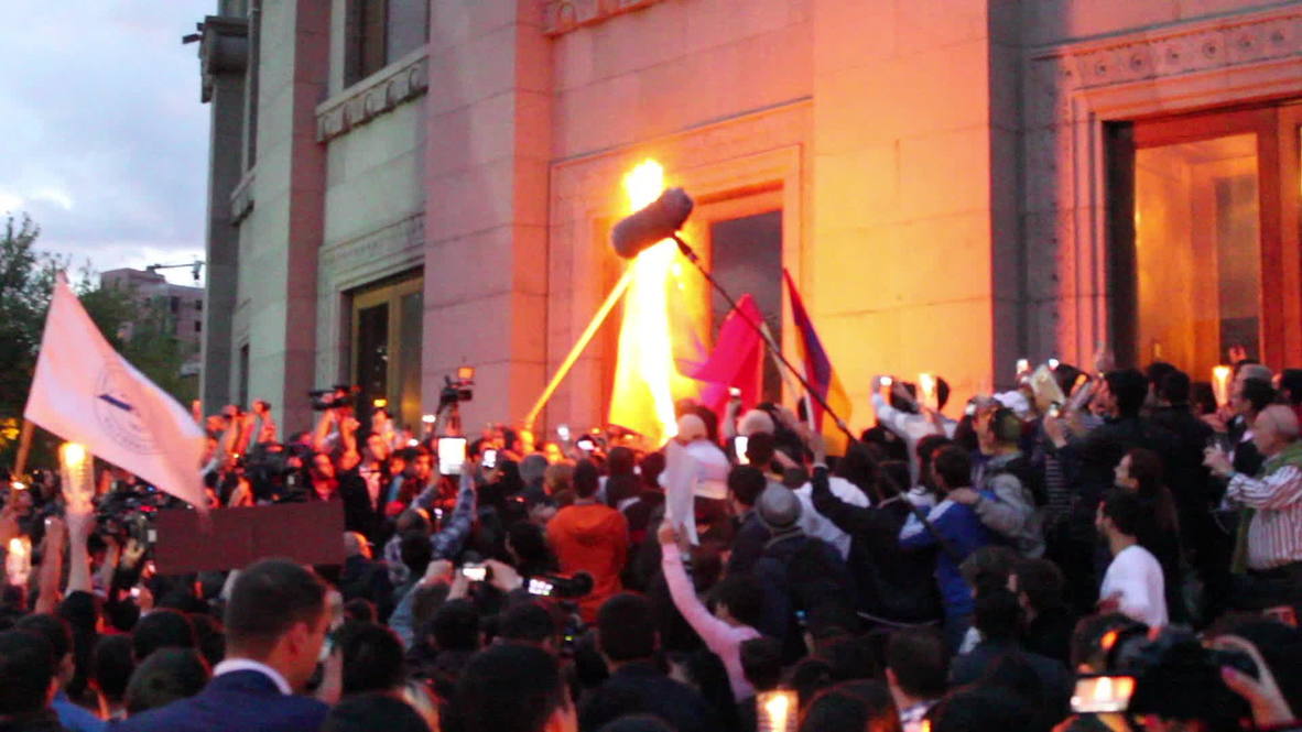 Armenia: Yerevan genocide marchers burn Turkish flag