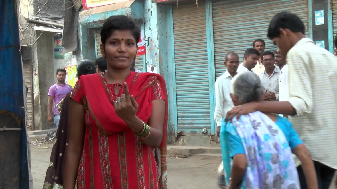 India: Rich and poor vote in Mumbai, city of contrasts