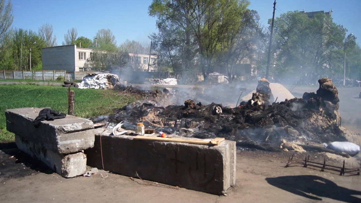 Ukraine: Checkpoint near Slavyansk is set on fire