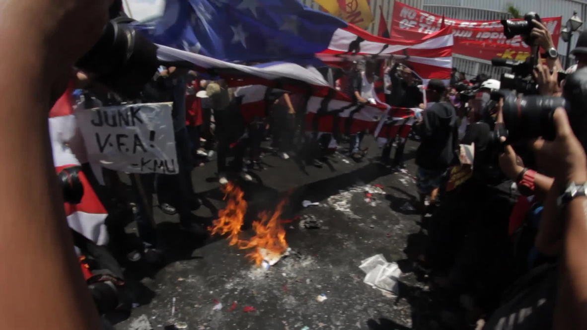 Philippines: Anti-Obama protesters in Manila burn US a flag