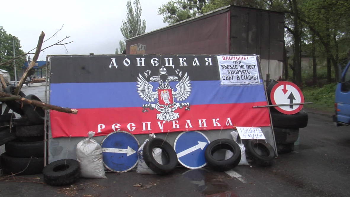 Ukraine: Armed men guard 'border of Donetsk Republic'