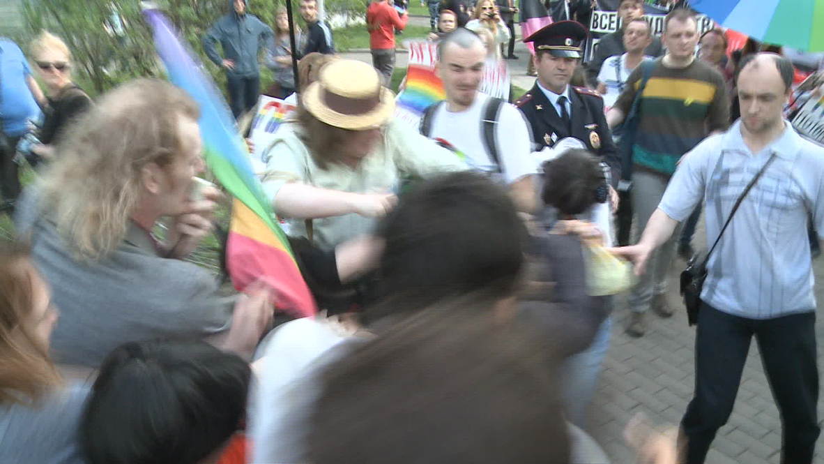 Russia: LGBT marchers clash with right-wingers