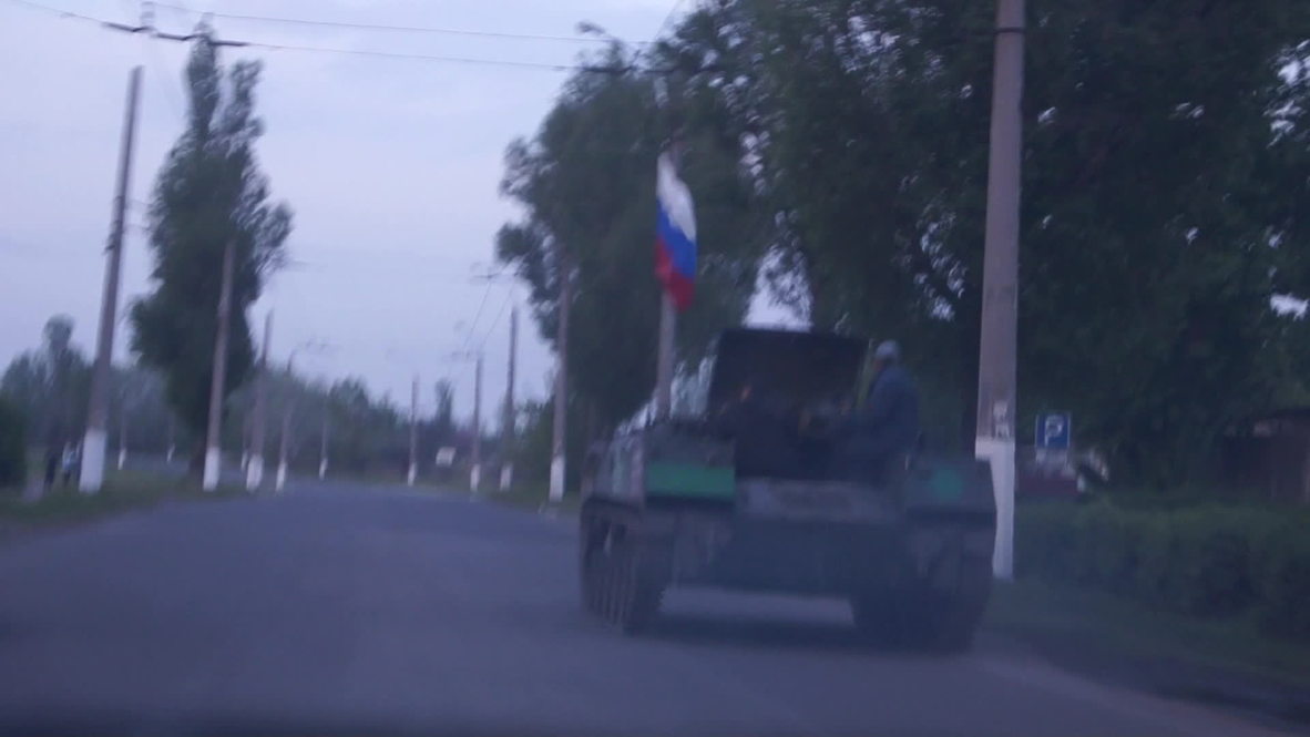 Ukraine: APCs hurtle down streets of Slavyansk