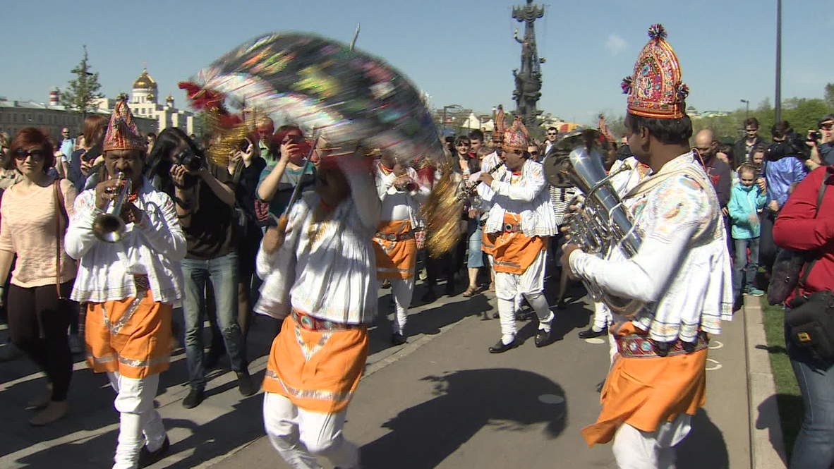 Russia: Moscow music echoes down Crimean promenade