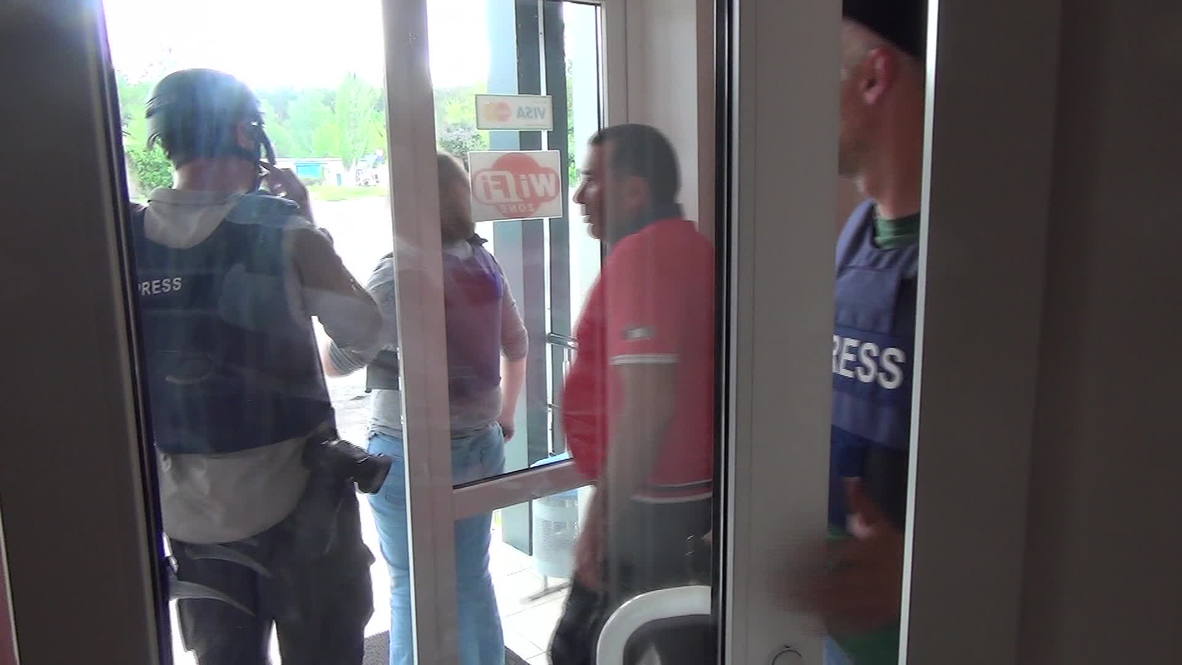 Ukraine: Press hide in cafe to shelter from gunfire