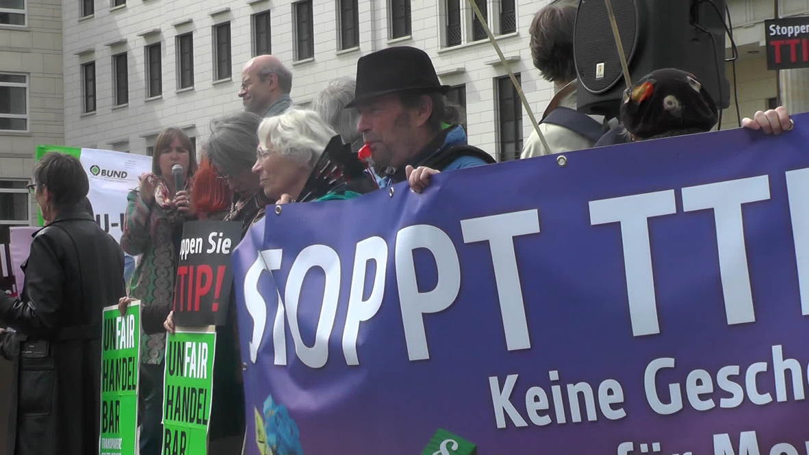 Germany: Giant chicken says 'nein' to EU-US free trade deal
