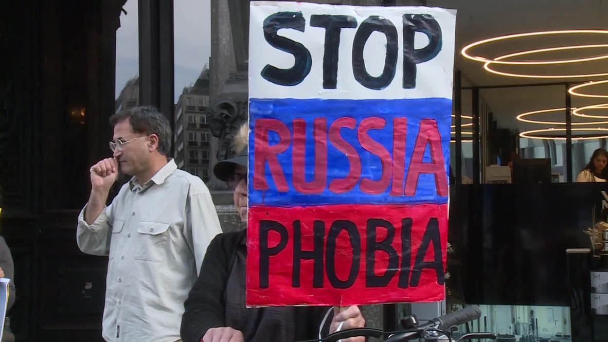 Austria: Pro-Russia anti-fascists march in Vienna