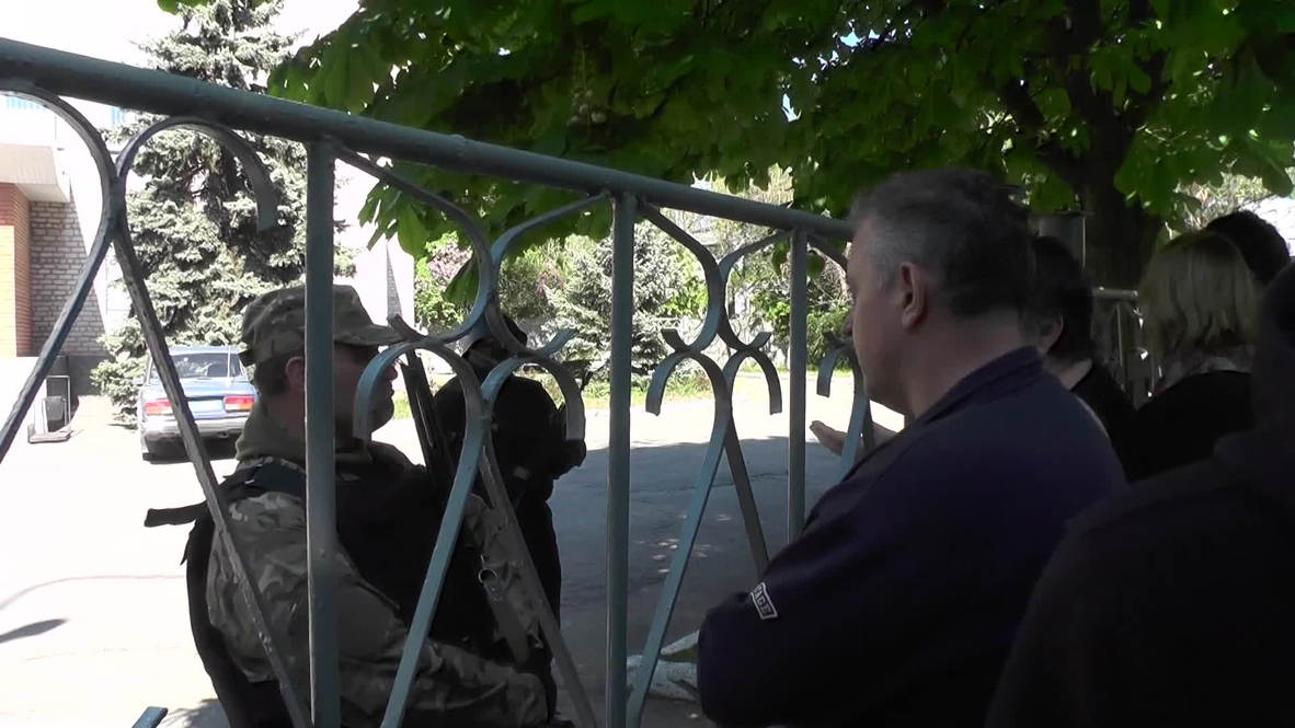 Ukraine: Mariupol activists surround police station and demand release of detained