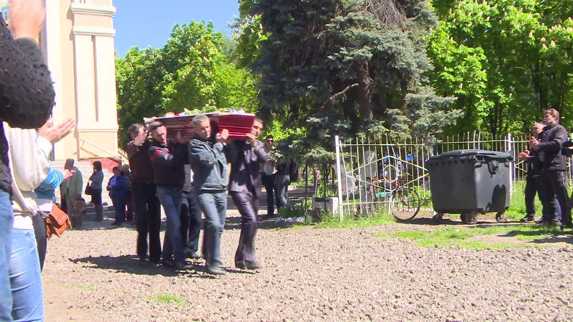 Ukraine: Slavyansk pays respects to those lost